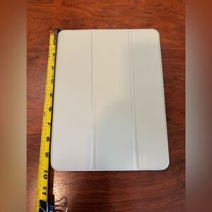 White Tablet Cover iPad Pro 11”